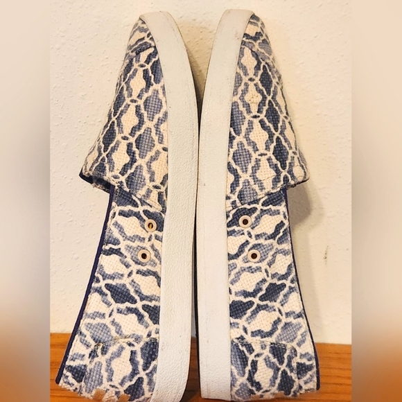 TOMS Blue and White Patterned Canvas Slip-On Shoes Women's 8 Nearly New - Picture 9 of 12